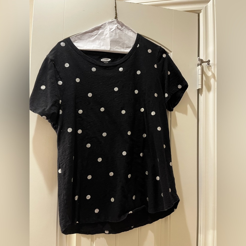 Black with silver dots large Old Navy tee